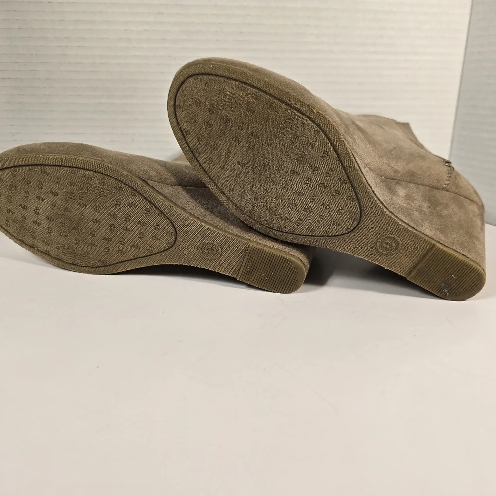 Dolce Vita Boots Womens 8 Dolcetta Kimmy Ankle‎ Bootie Brown Suede Pull On Wedge